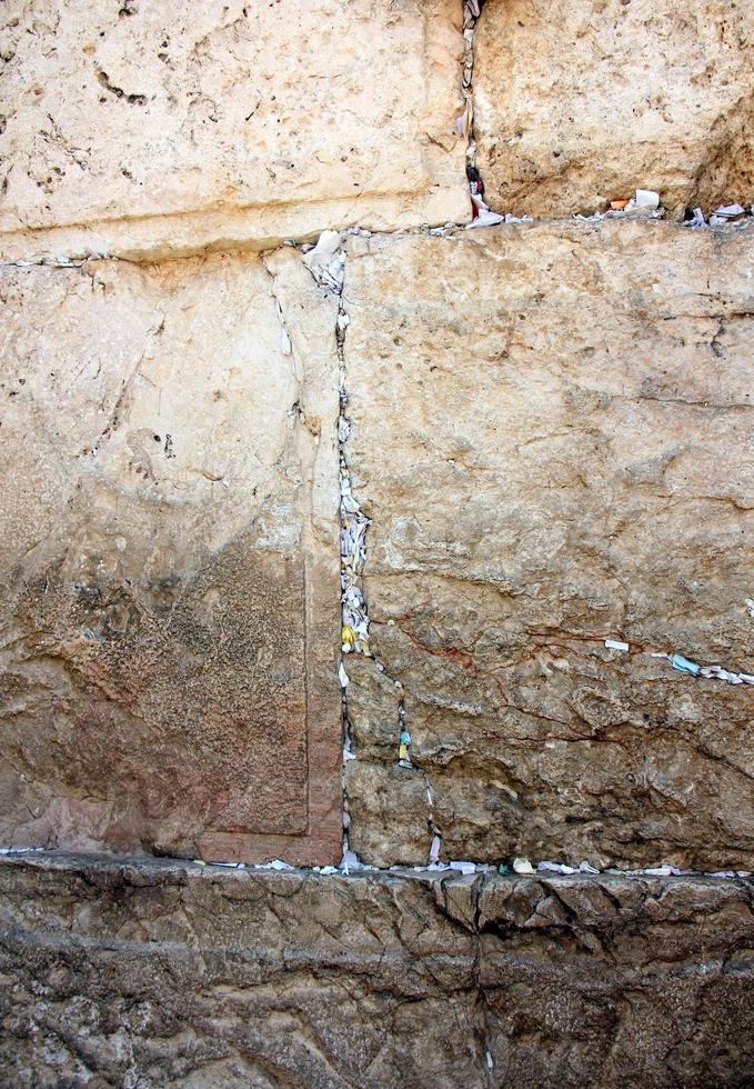 notas en el muro de los lamentos en jerusalén con sus peticiones y deseos dirigidos a dios. foto