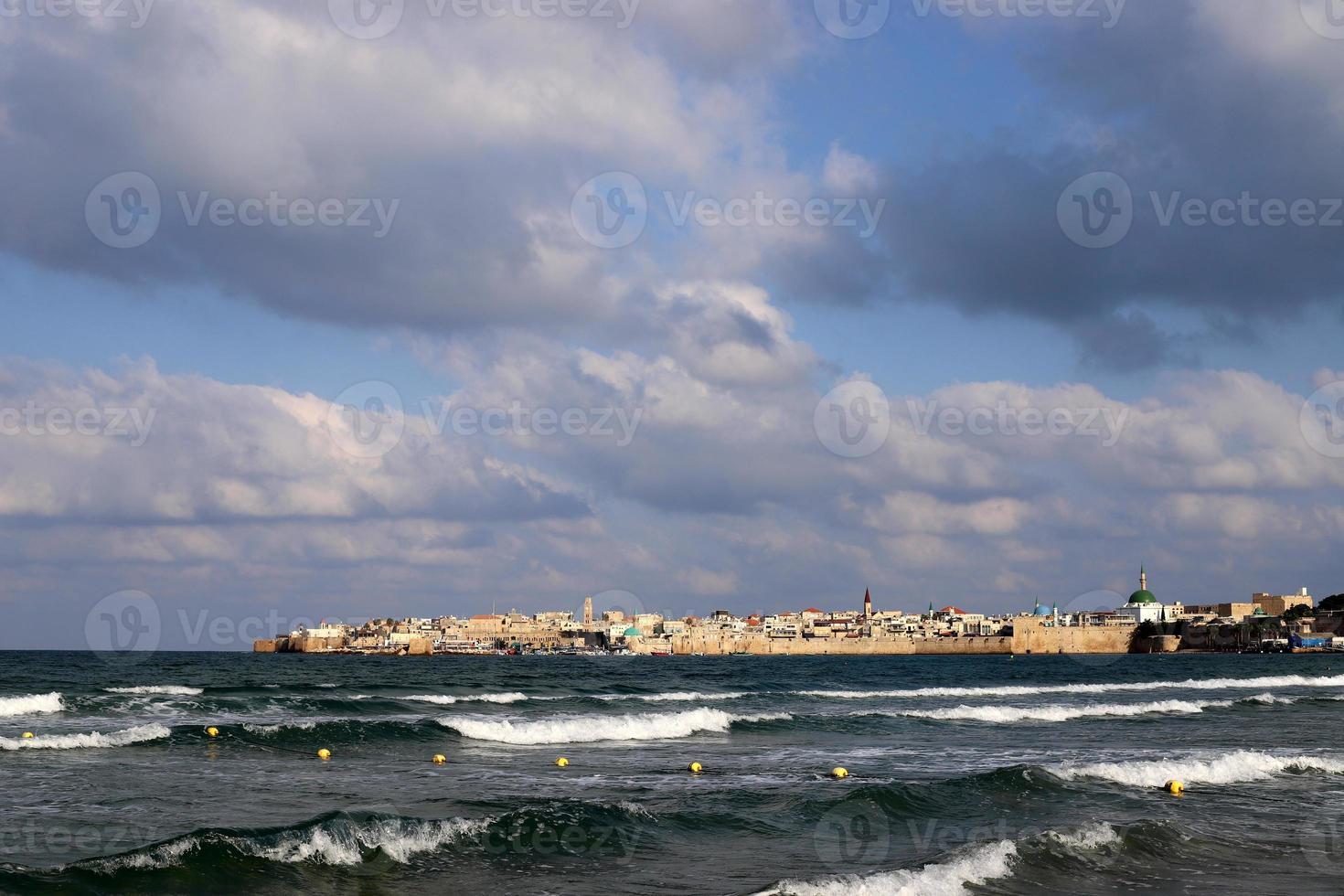 nubes en el cielo sobre el mar mediterráneo foto