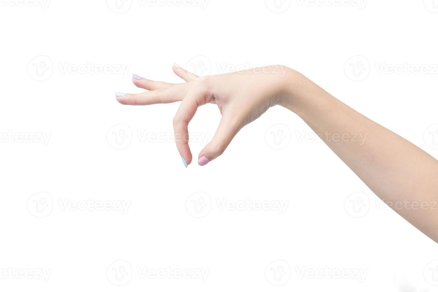 la mano de la mujer posa o actúa como recoger algo aislado de fondo blanco foto
