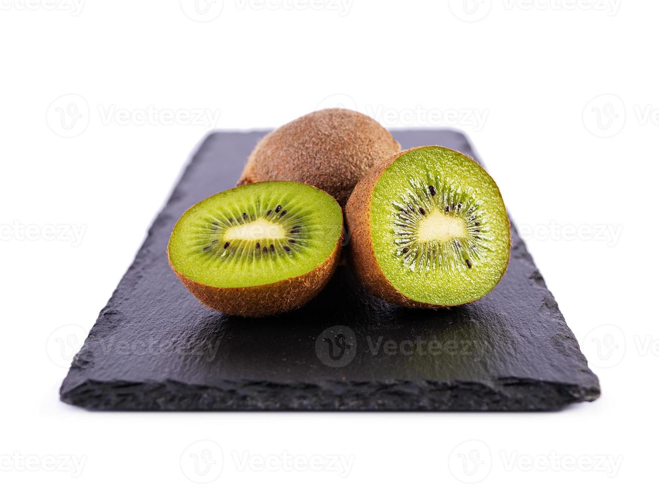 jugosa fruta de kiwi fresca aislada sobre fondo blanco. kiwi en rodajas foto