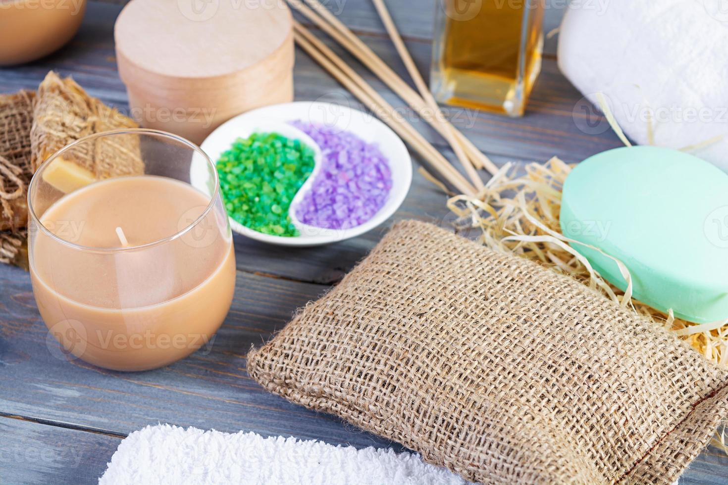 diferentes productos de spa y baño aislados sobre fondo de madera. productos para tratamientos de belleza y cuidado corporal foto