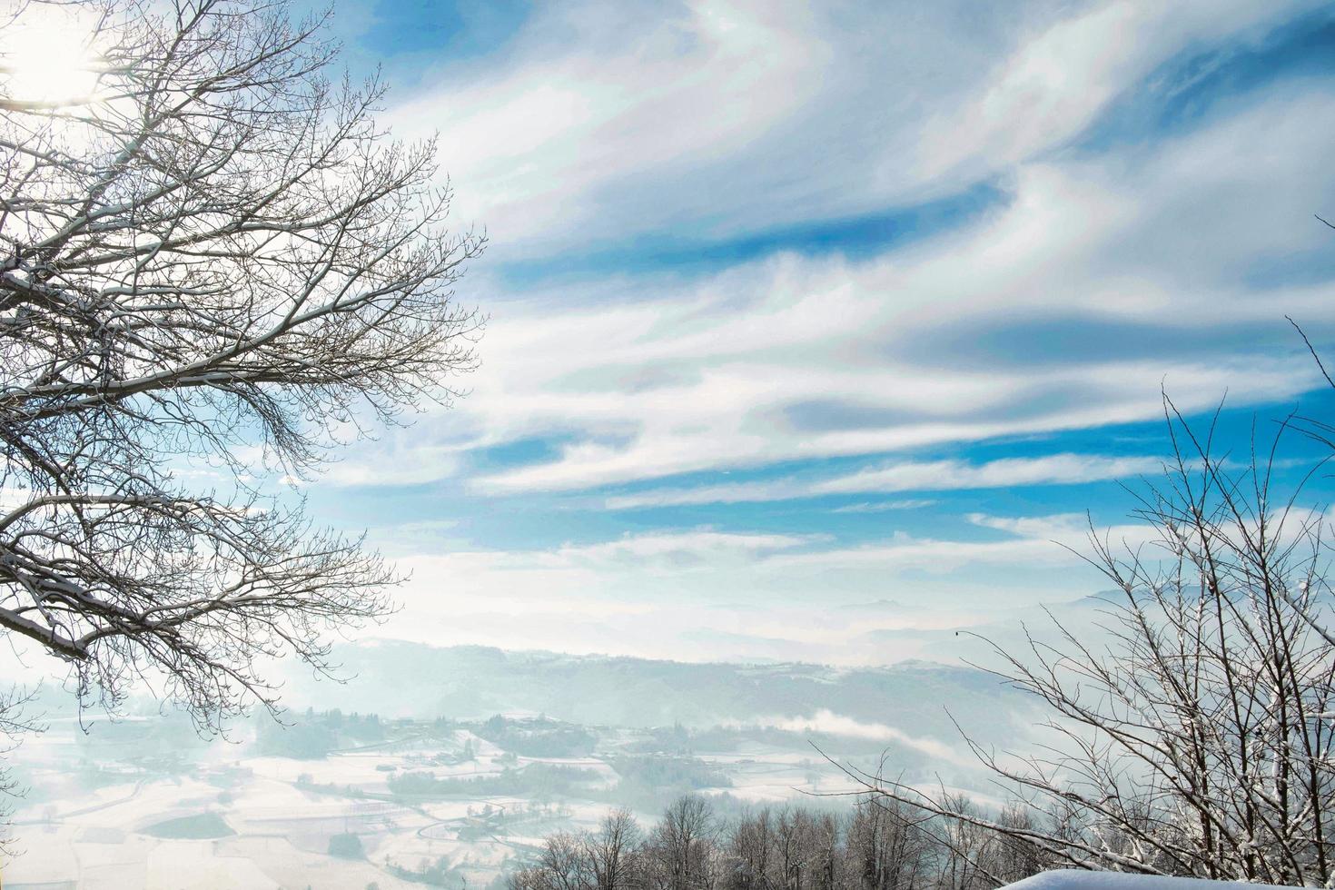 paisajes invernales del langhe piamontés inmersos en la nieve, en el invierno de 2022 foto