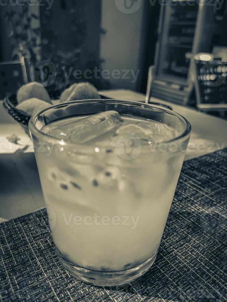 jugo de maracuyá en restaurante papacharly playa del carmen méxico. foto