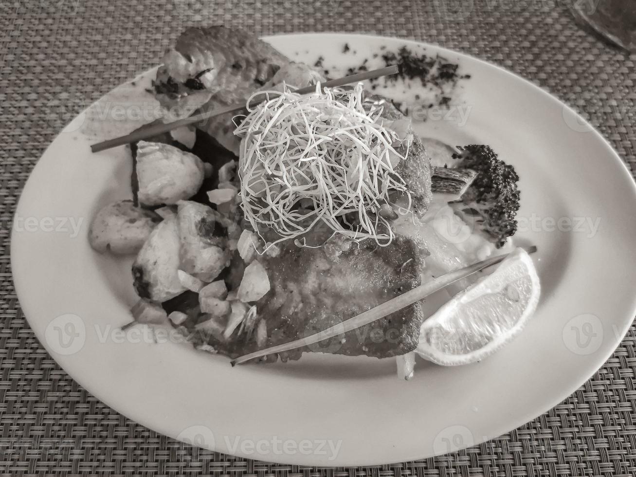 comida y bebida en restaurante papacharly playa del carmen mexico. foto