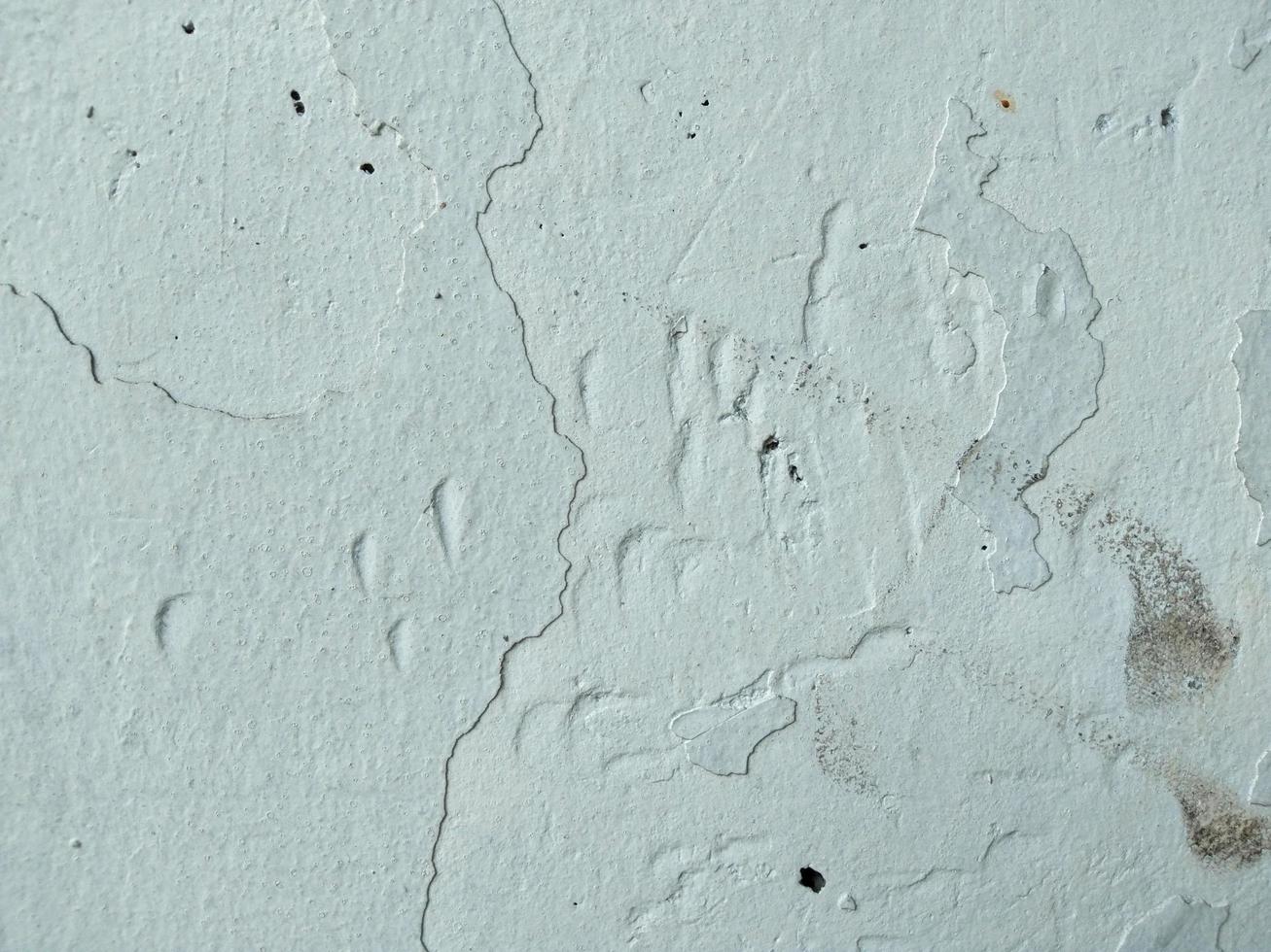The white surface of the wall of the house peels off after using it for a long time, giving a new, old feeling photo