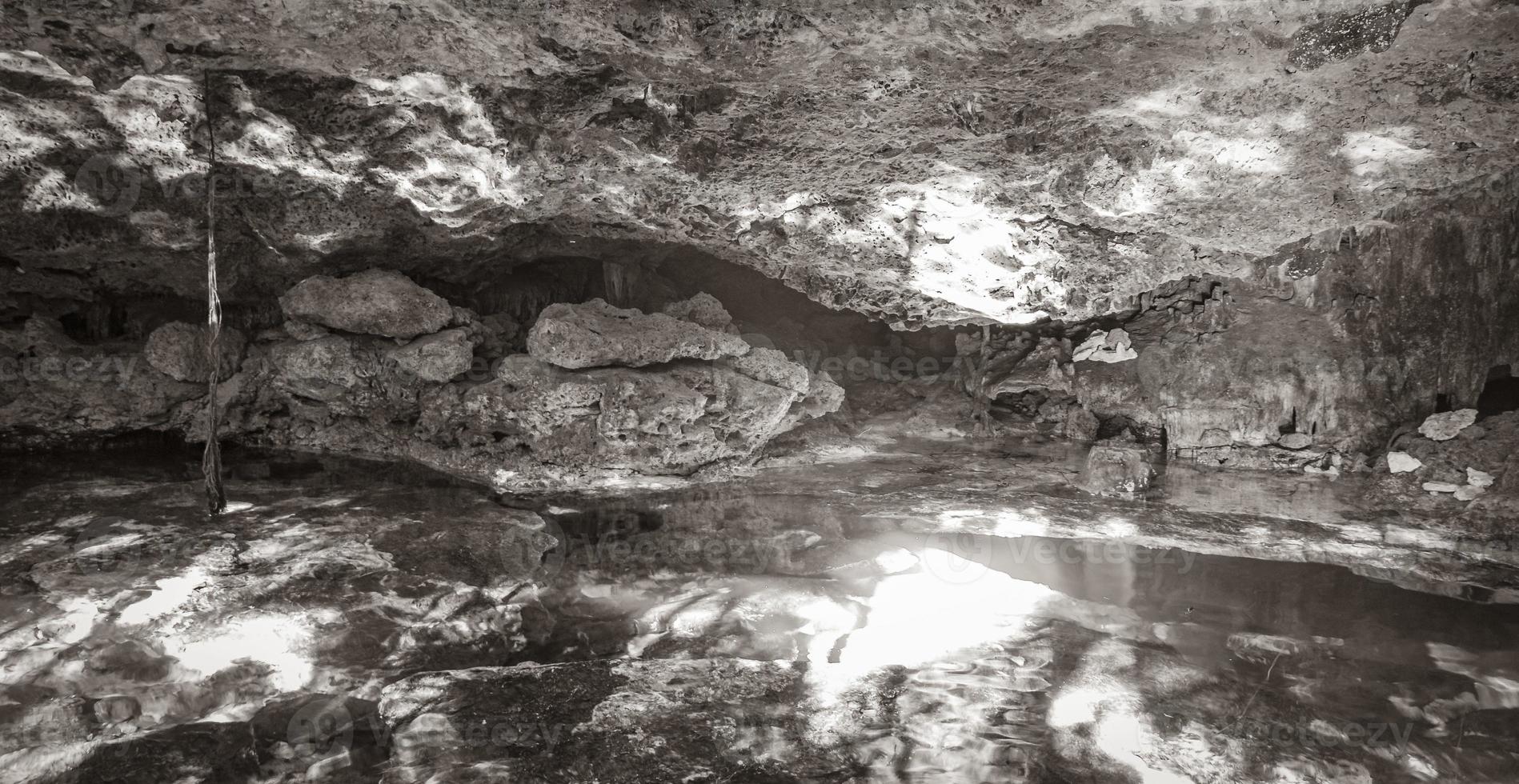 agua azul turquesa piedra caliza cueva sumidero cenote tajma ha mexico. foto