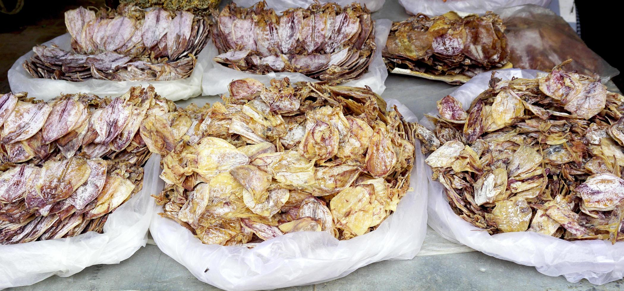 calamares secos en el mercado local fresco foto