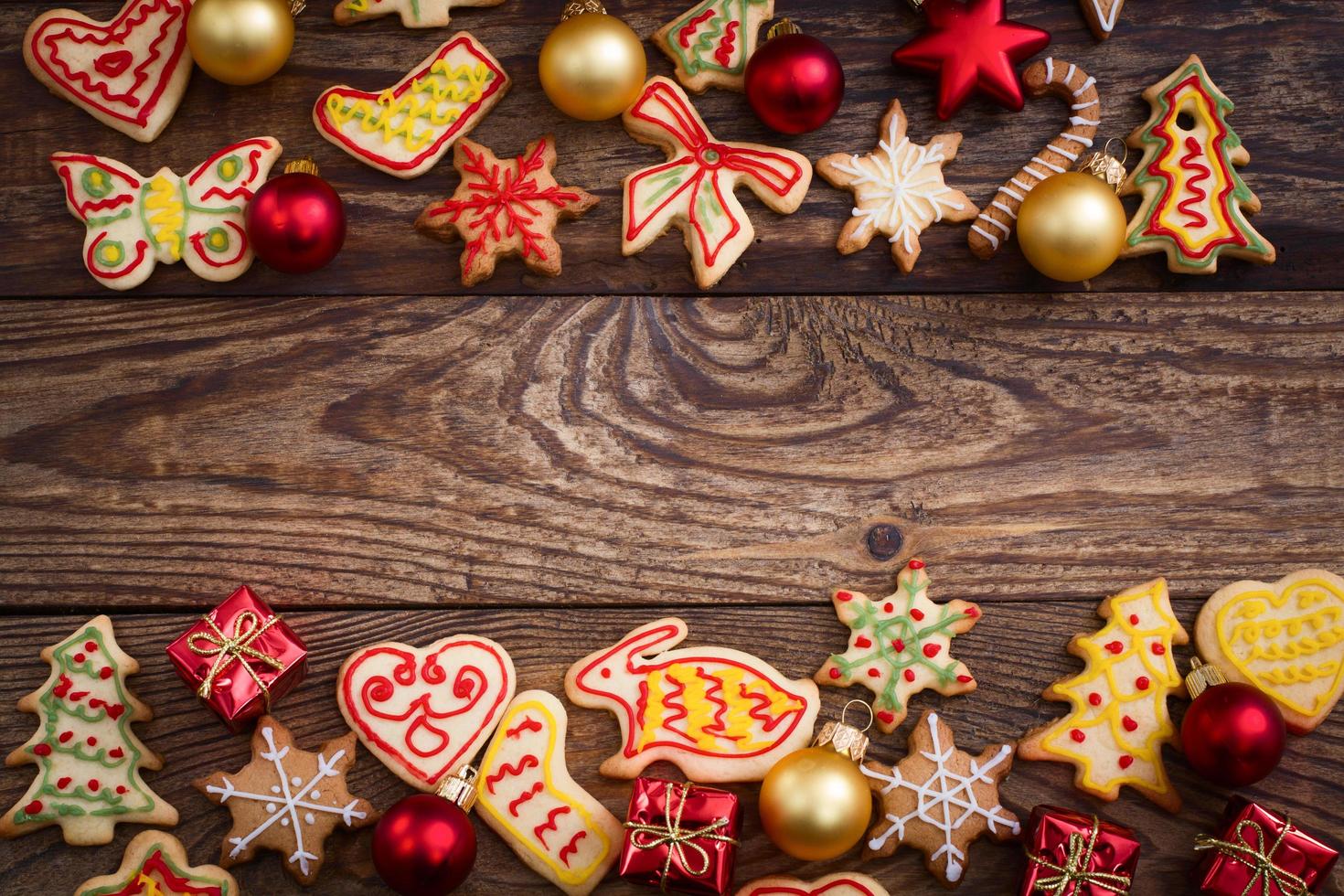 galletas de navidad en mesa de madera marrón. vista superior y maqueta. copie el espacio foto
