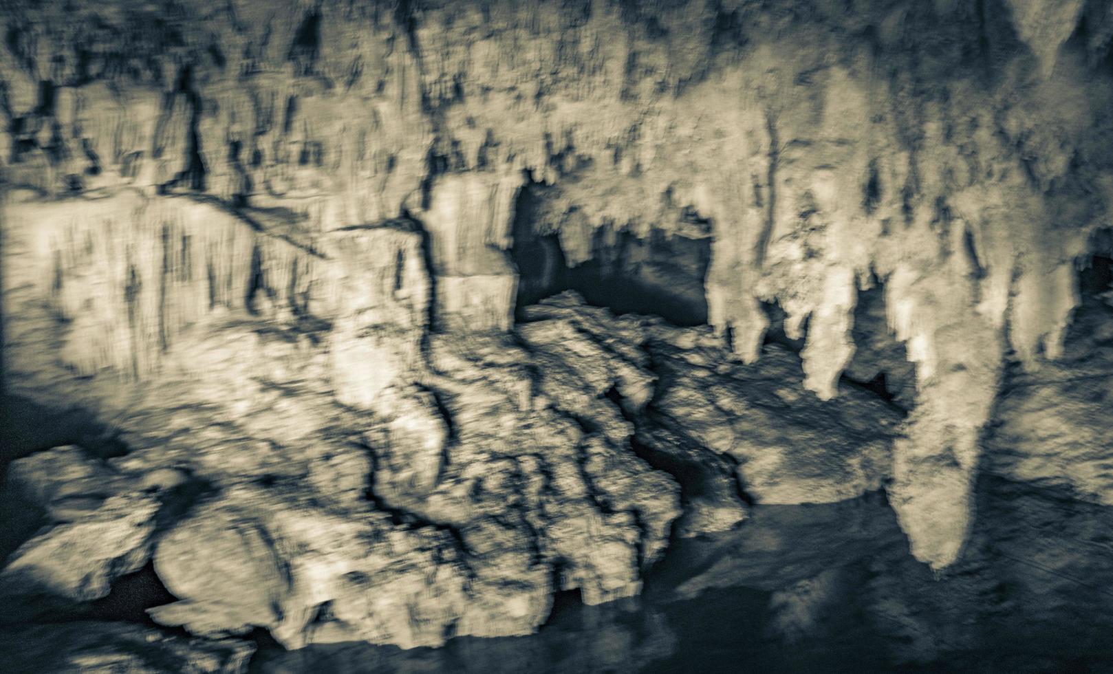 increíble agua azul turquesa y cueva de piedra caliza sumidero cenote méxico. foto