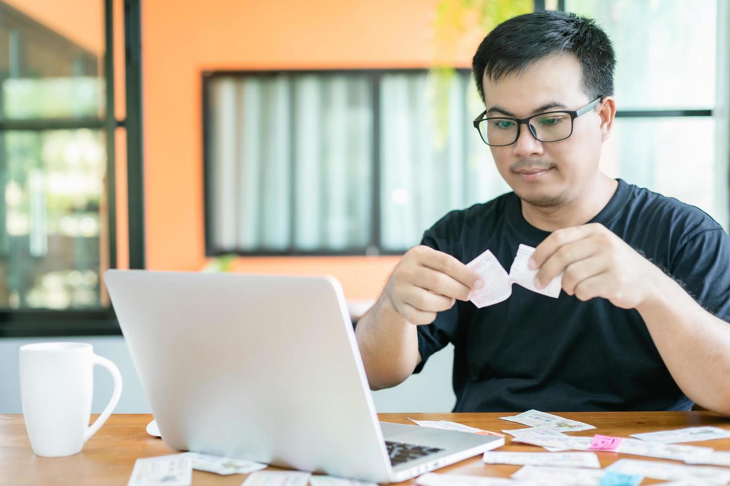 sentirse fracasado por el concepto de lotería del gobierno, los tailandeses revisando el resultado de la lotería del gobierno de Tailandia en una computadora portátil y sintiéndose fracasados o tristes foto