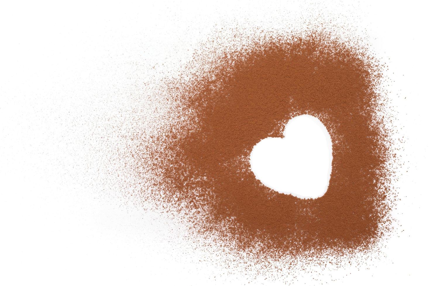 Me encanta el concepto de cacao. Montón de cacao en polvo con el símbolo del corazón aislado sobre fondo blanco. foto