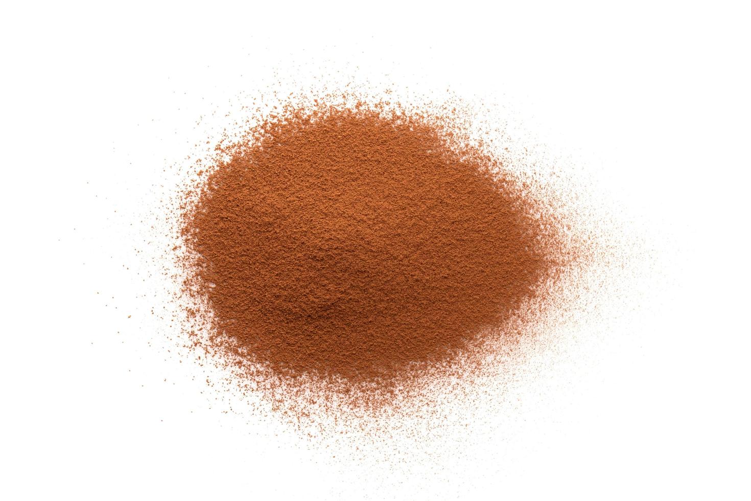 Montón de cacao en polvo o chocolate en polvo aislado en blanco foto