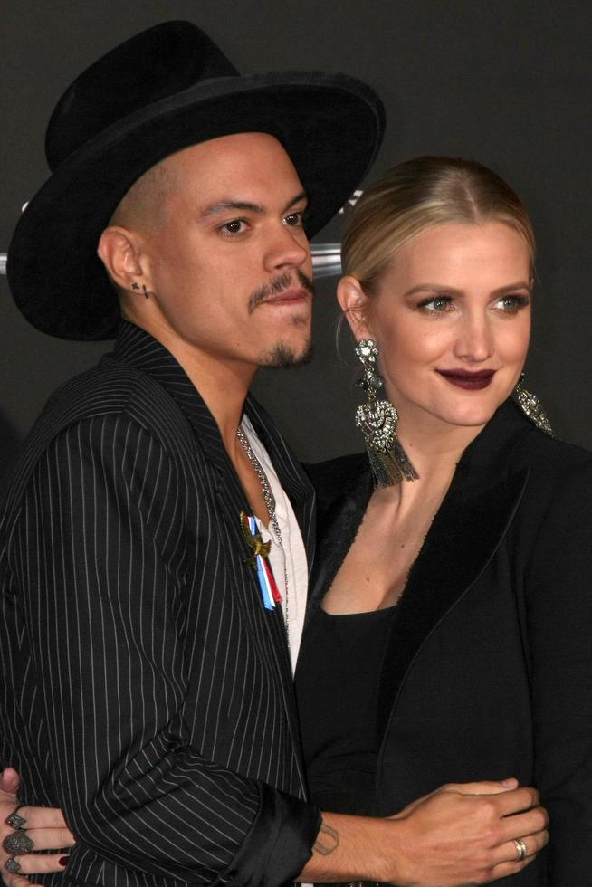 los angeles, 16 de noviembre - evan ross, ashlee simpson en los juegos del hambre -sinsajo parte 2 la premiere en el microsoft theater el 16 de noviembre de 2015 en los angeles, ca foto