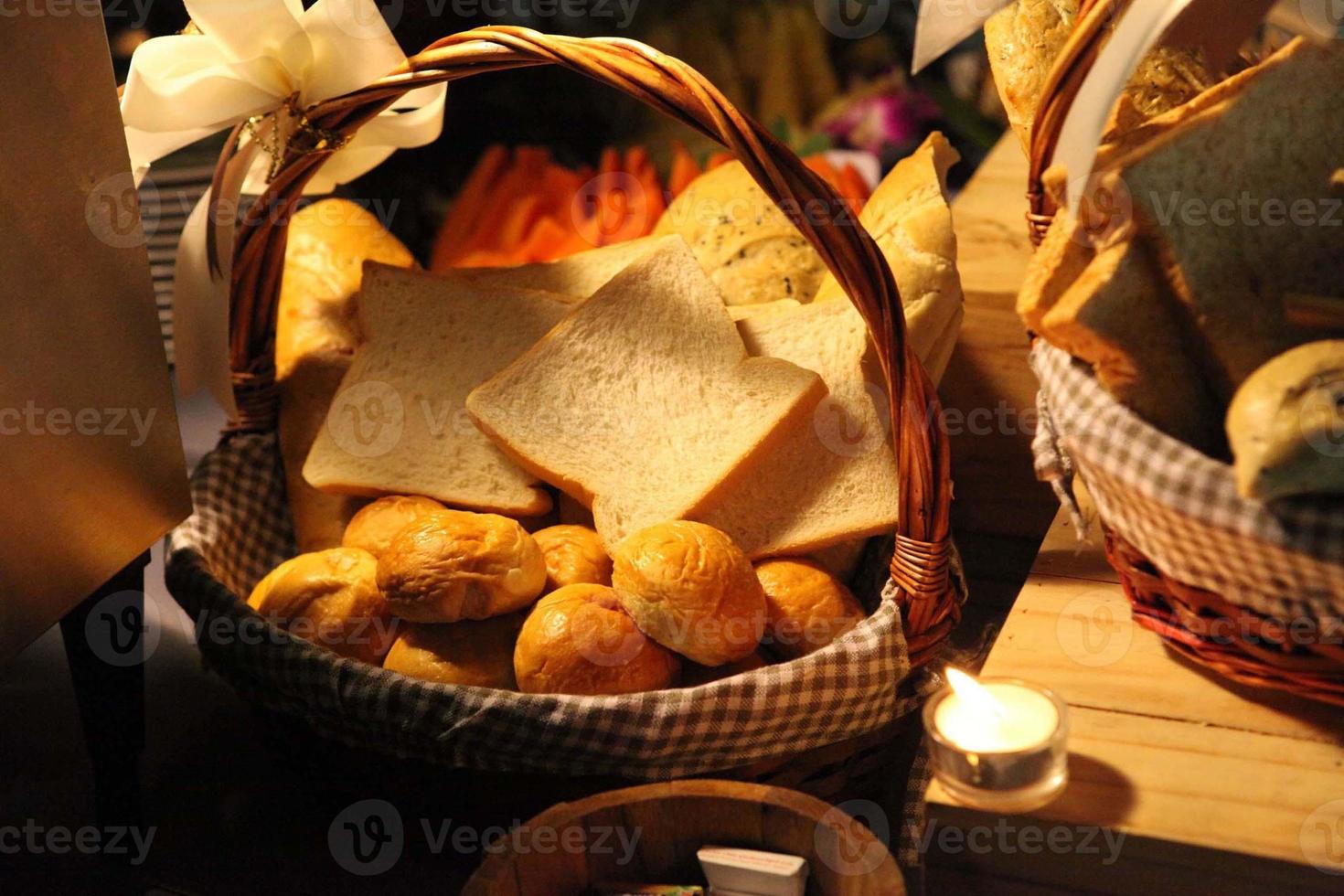 pan y panadería en canasta sirven para comer foto