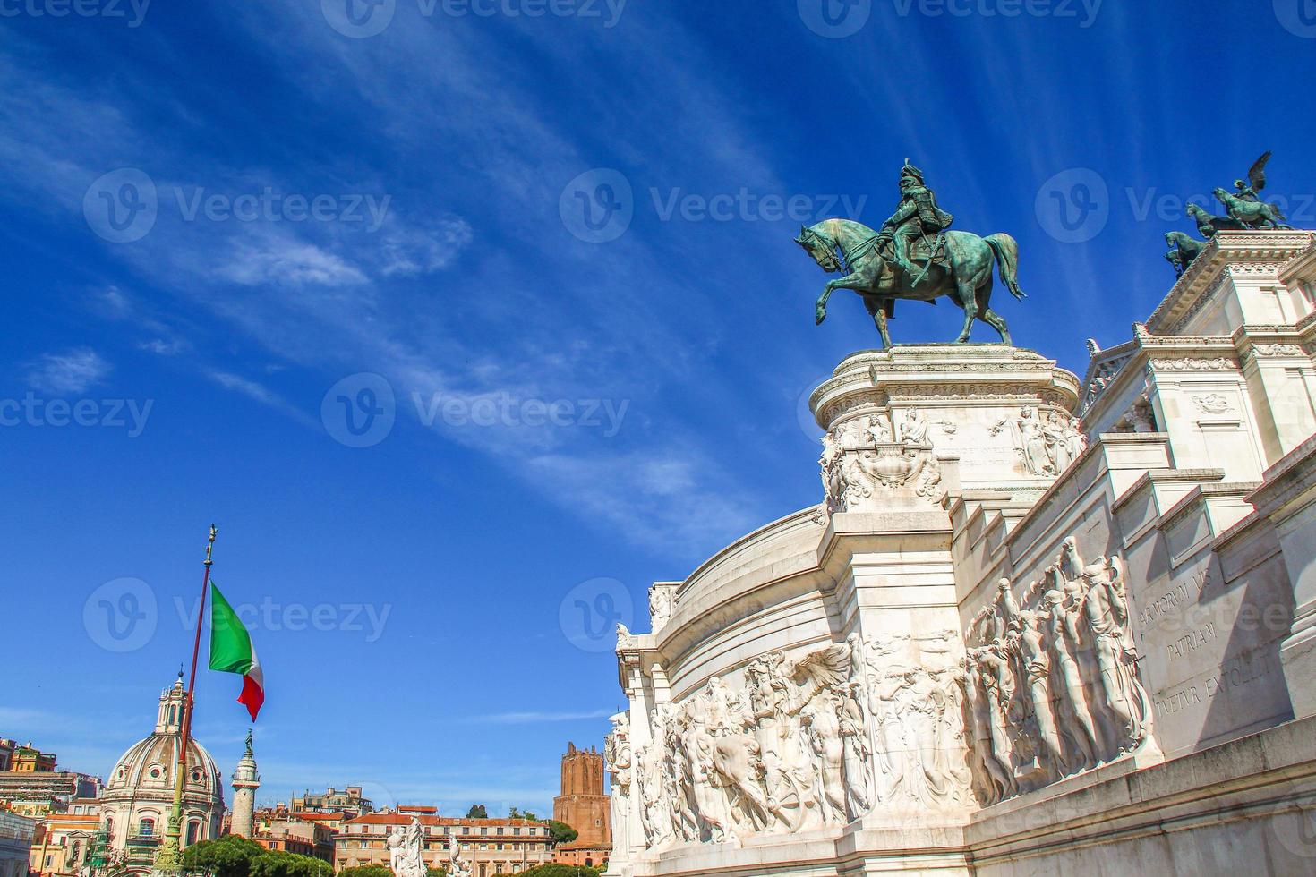 altar de la patria, conocido como monumento nacional a victor emmanuel ii, en la piazza venezia, roma, sur de italia foto