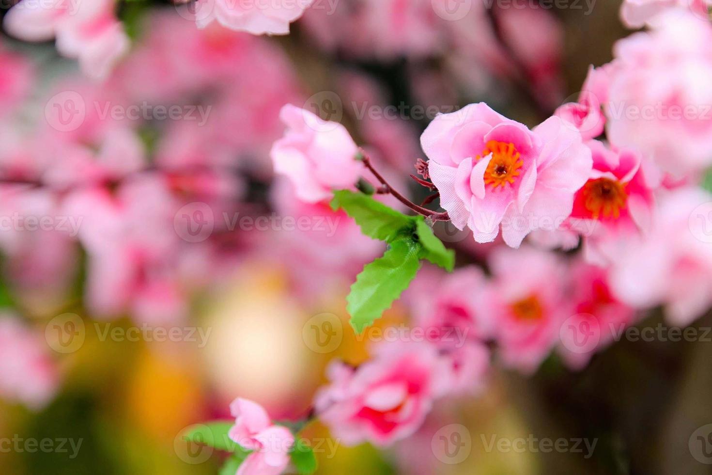 árbol de flor de cerezo artificial decorado en una fiesta de eventos foto