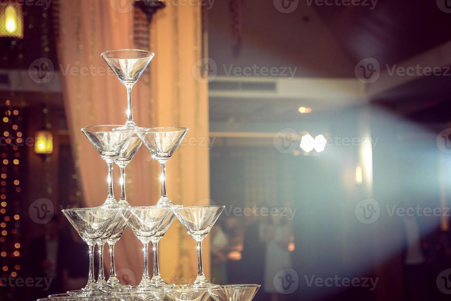 torre de copa de champán para celebrar en una fiesta de eventos foto