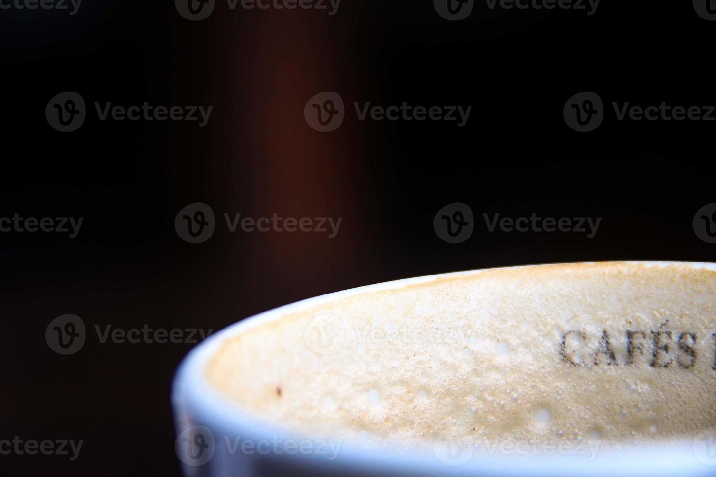 bebió café caliente en la cafetería foto