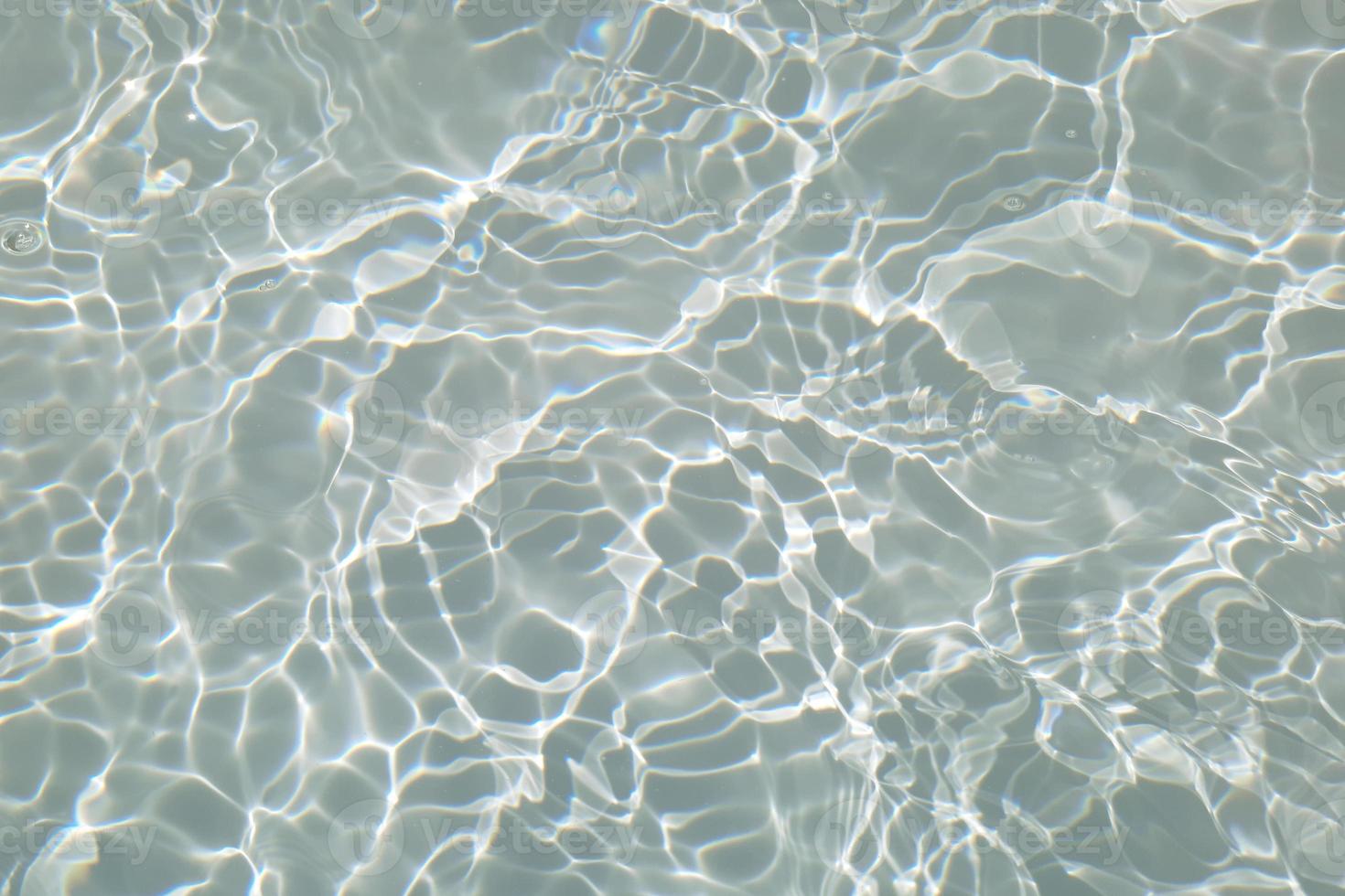 desenfoque agua azul borrosa en la piscina fondo de detalle de agua ondulada. superficie del agua en el mar, fondo del océano. El agua es inorgánica, transparente, insípida, inodora y casi incolora. foto