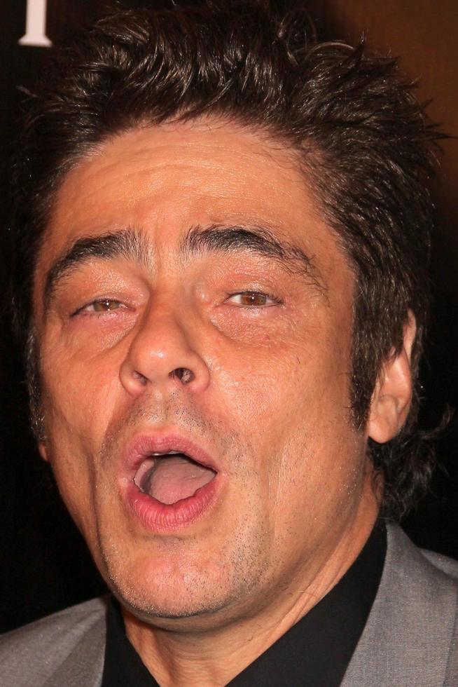 los angeles, 13 de agosto - benicio del toro en hfpa organiza el banquete anual de subvenciones, llegadas al hotel beverly wilshire el 13 de agosto de 2015 en beverly hills, ca foto