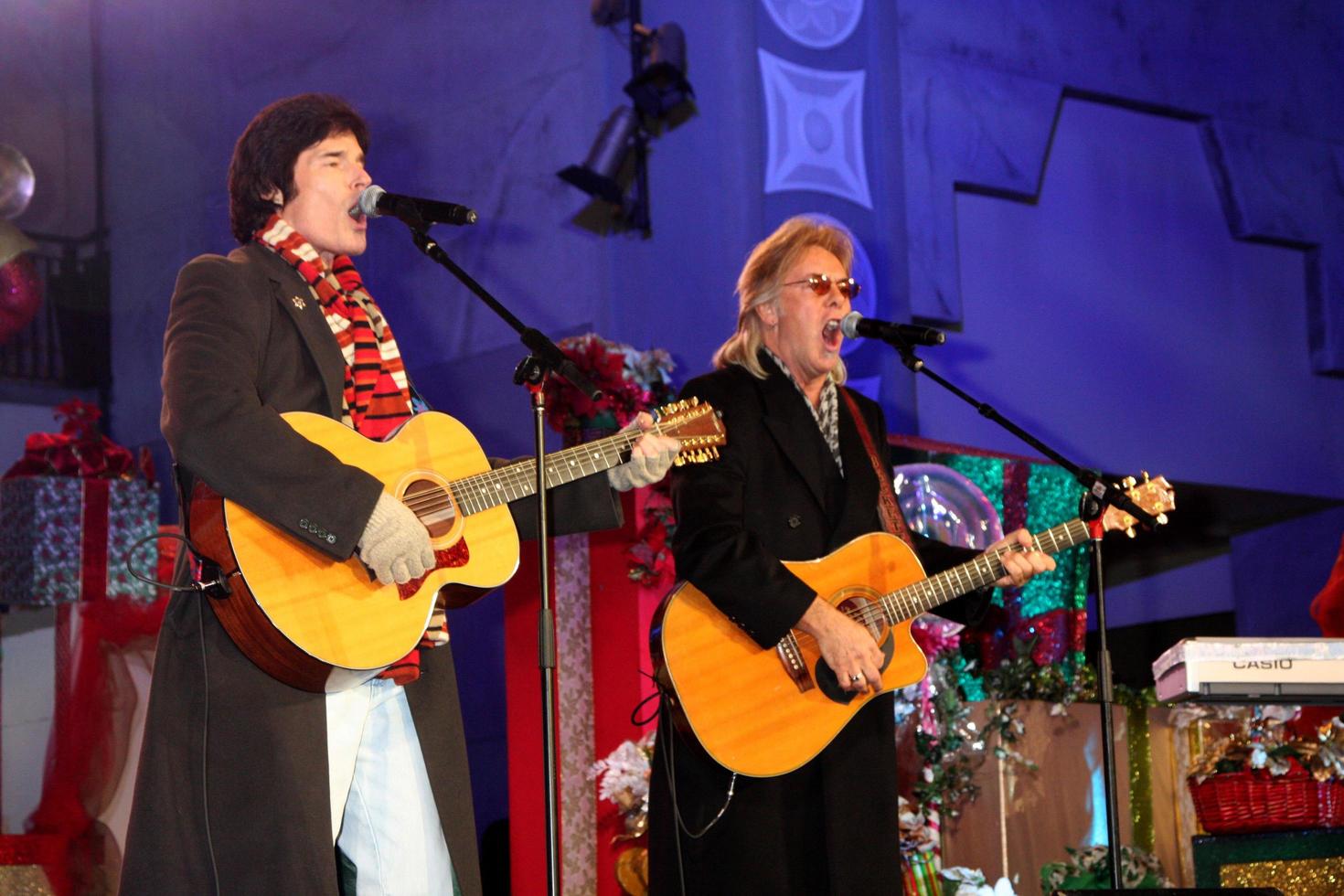 LOS ANGELES, NOV 20 -  Ronn Moss, Peter Beckett, Player at the Hollywood and Highland Tree Lighting Concert 2010 at Hollywood and Highland Center Cour on November 20, 2010 in Los Angeles, CA photo