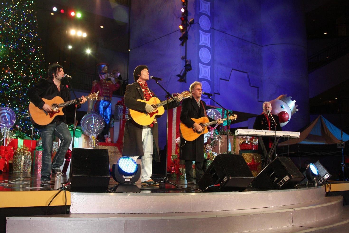 LOS ANGELES, NOV 20 -  Ronn Moss, Peter Beckett, Player at the Hollywood and Highland Tree Lighting Concert 2010 at Hollywood and Highland Center Cour on November 20, 2010 in Los Angeles, CA photo