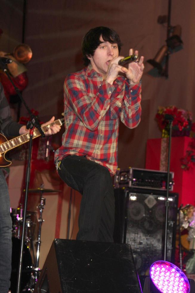 los angeles, 20 de noviembre - mitchel musso en los ensayos del concierto de iluminación de árboles de hollywood y highland 2010 en hollywood and highland center cour el 20 de noviembre de 2010 en los angeles, ca foto