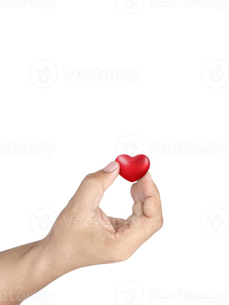 una mano de hombre sosteniendo un corazón rojo, aislado de fondo blanco foto