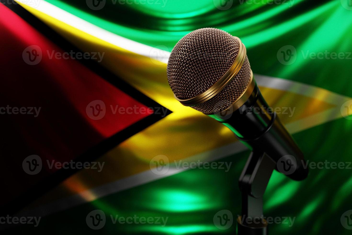 micrófono en el fondo de la bandera nacional de guyana, ilustración 3d realista. premio de música, karaoke, radio y equipo de sonido de estudio de grabación foto