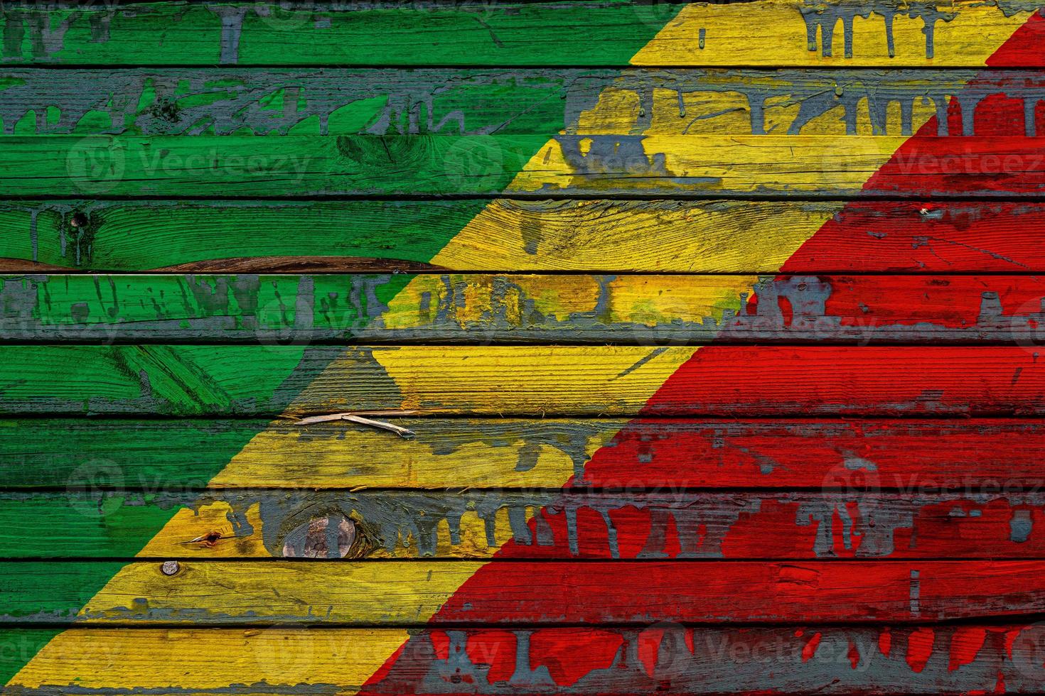 la bandera nacional de la república del congo está pintada en tablas irregulares. símbolo del país. foto