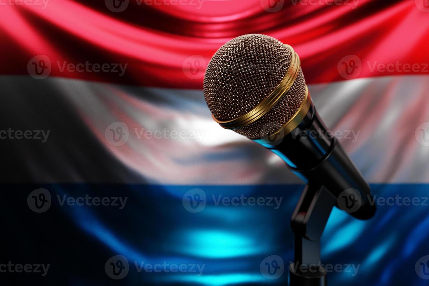 micrófono en el fondo de la bandera nacional de luxemburgo, ilustración 3d realista. premio de música, karaoke, radio y equipo de sonido de estudio de grabación foto