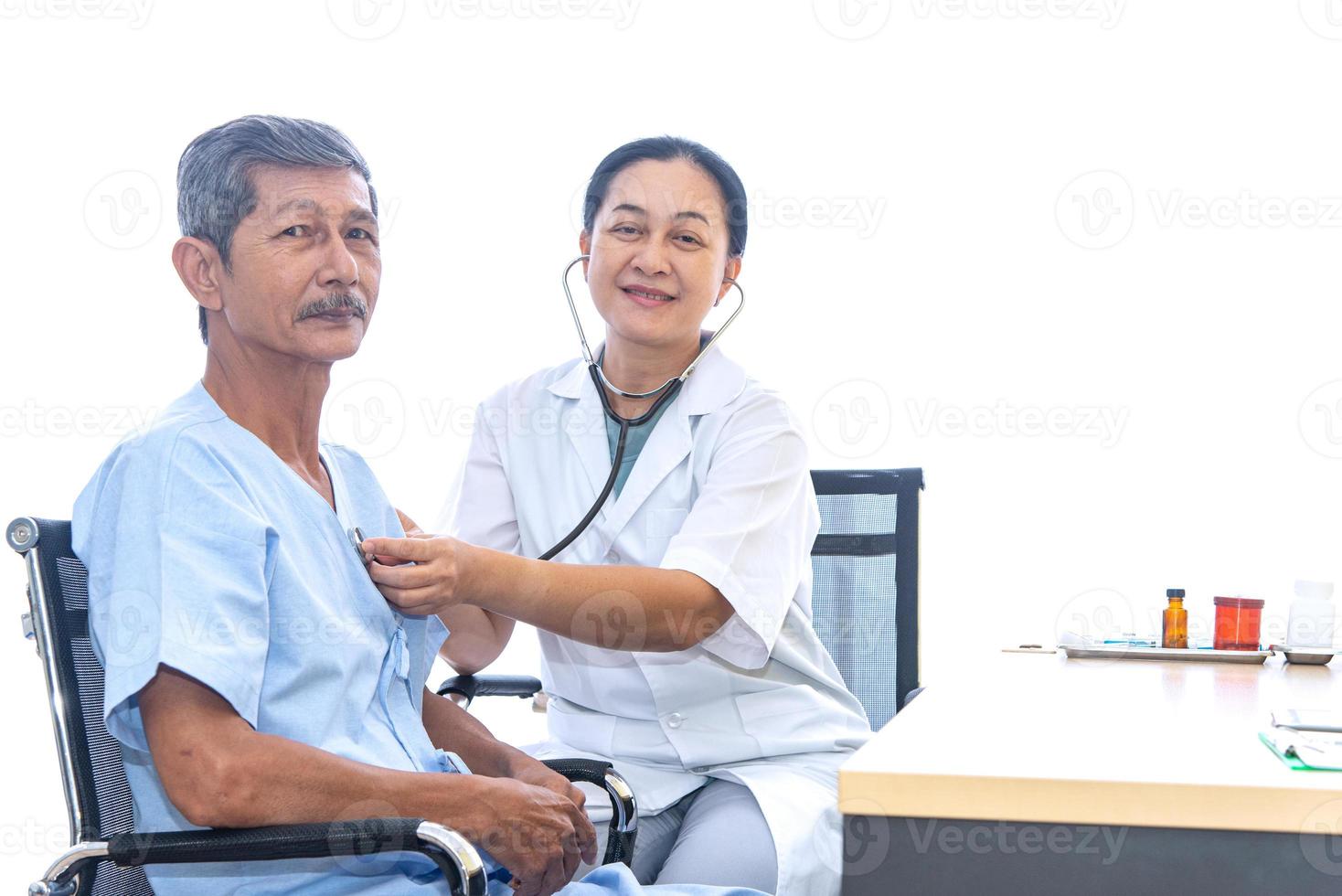 sociedad envejecida, atención médica y concepto médico. el médico diagnostica la salud del paciente en el hospital. foto