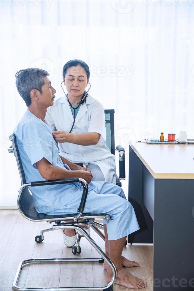 sociedad envejecida, atención médica y concepto médico. el médico diagnostica la salud del paciente en el hospital. foto