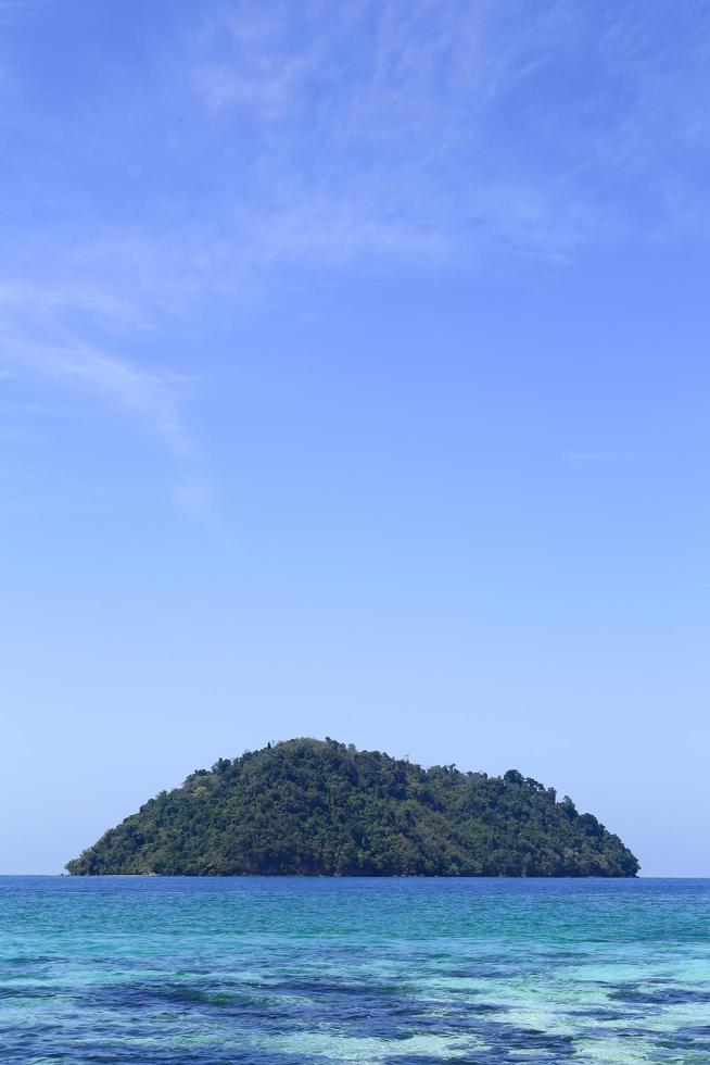hermosa isla con playa blanca foto