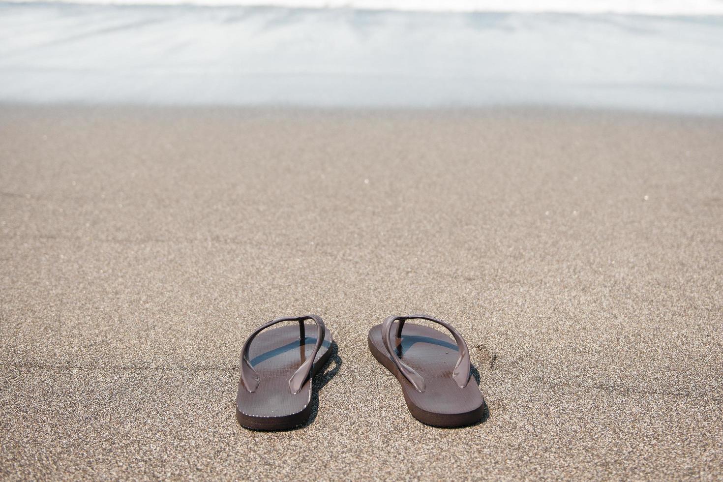 chanclas en la playa foto