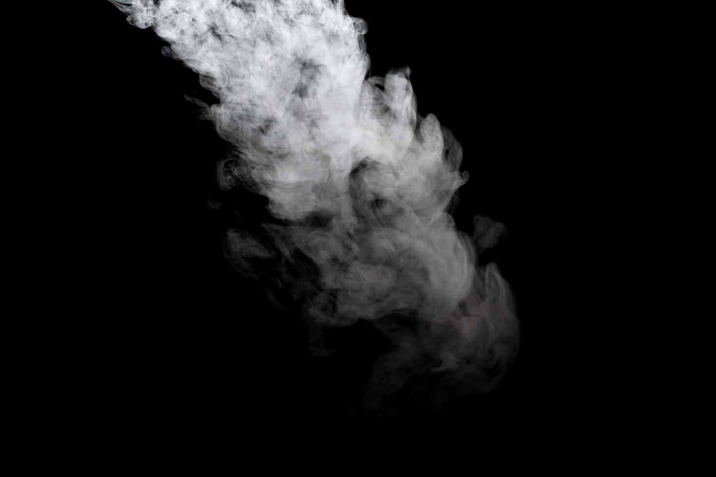 polvo abstracto o humo aislado sobre fondo negro foto