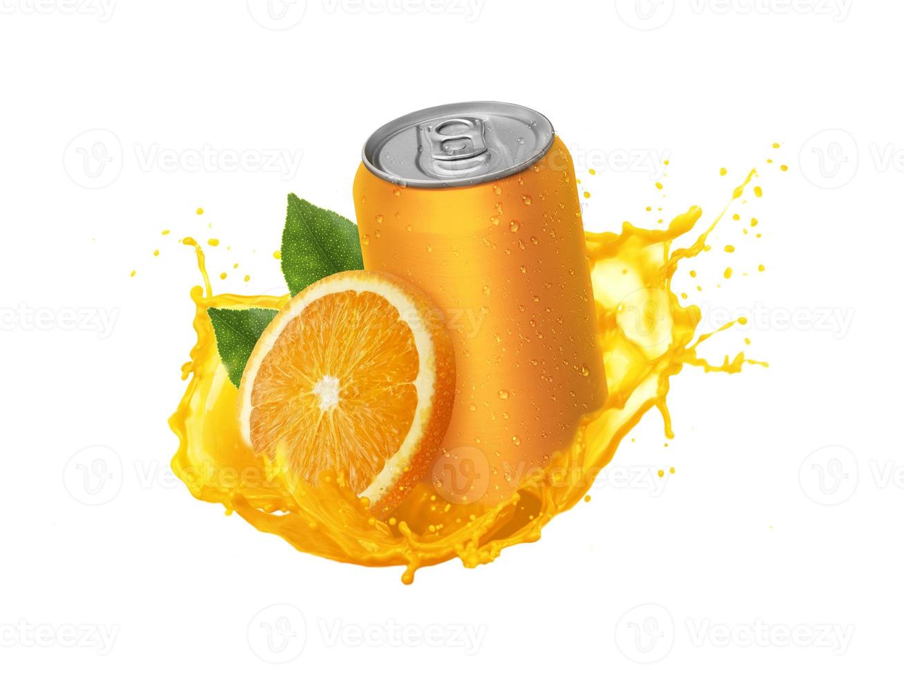lata de refresco de naranja de aluminio con frutas, sobre fondo blanco, retoque fotográfico de jugo de naranja foto