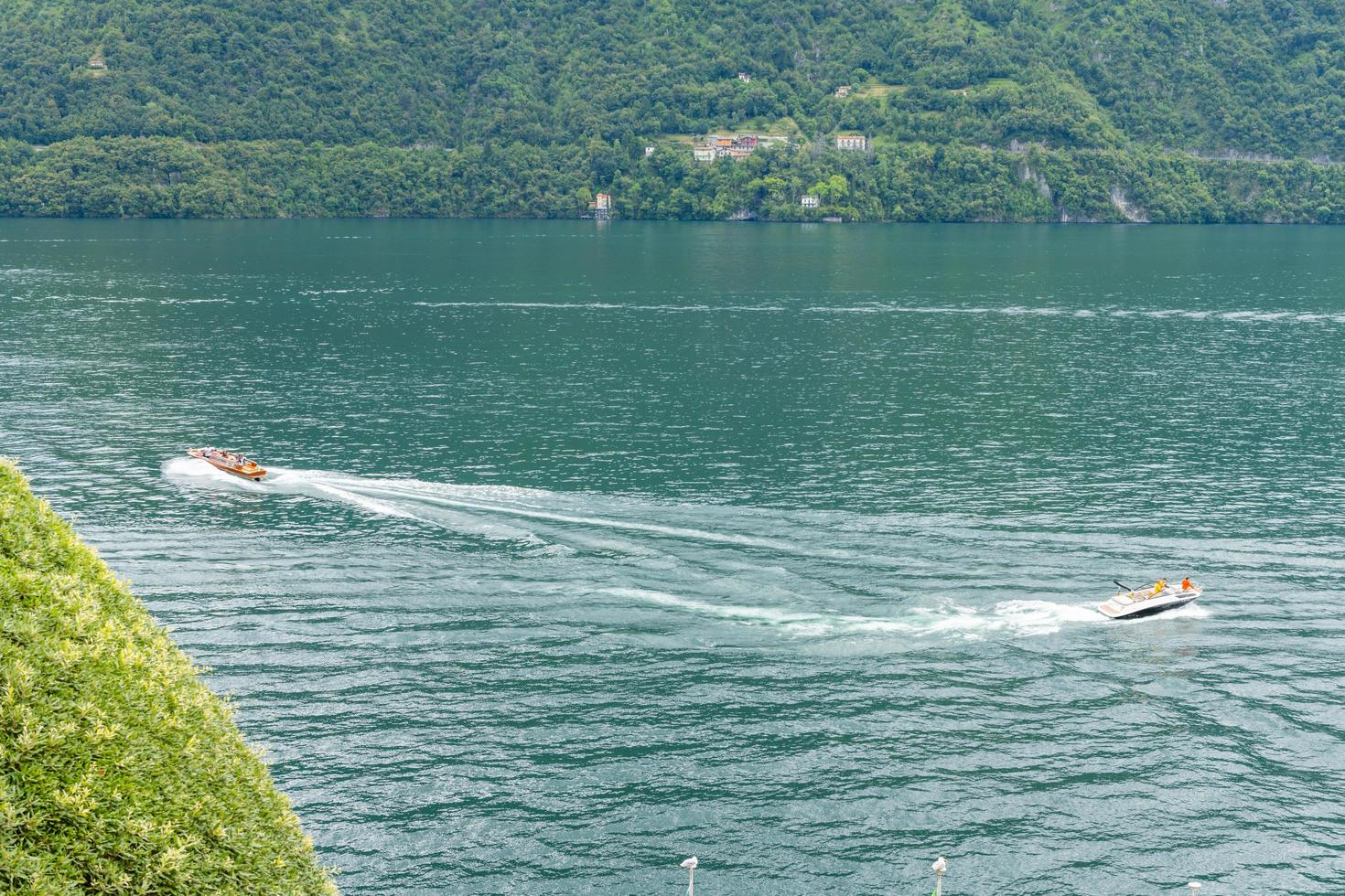 barcos navegando en el lago de como foto