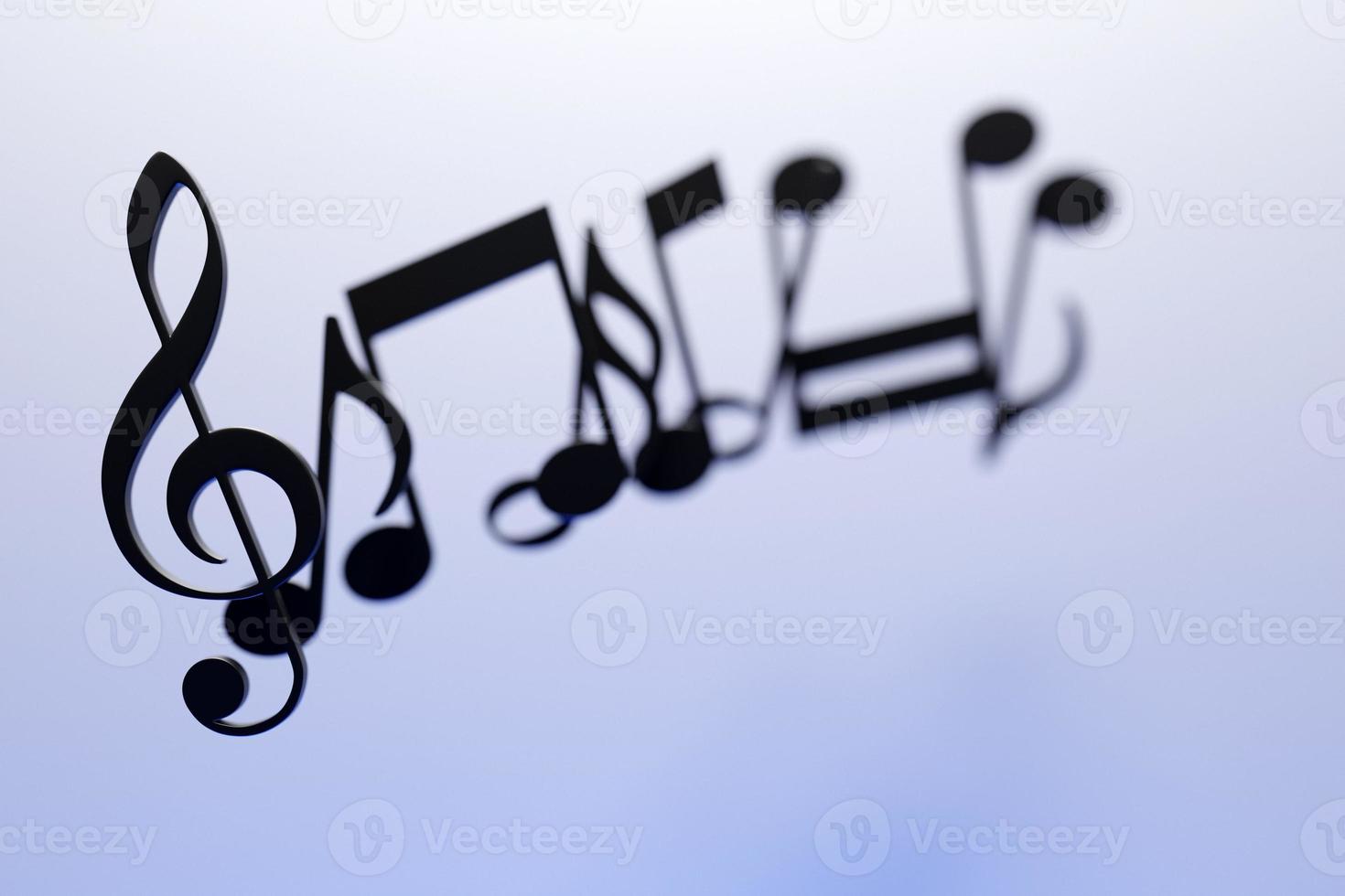 notas musicales y símbolos con curvas y remolinos sobre un fondo blanco. ilustración 3d foto