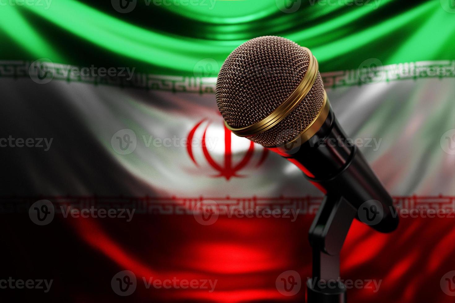 micrófono en el fondo de la bandera nacional de irán, ilustración 3d realista. premio de música, karaoke, radio y equipo de sonido de estudio de grabación foto