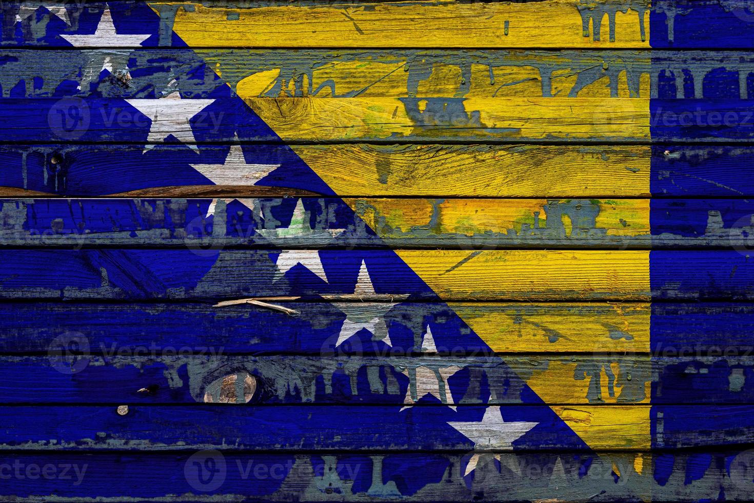 la bandera nacional de bosnia herzegovina está pintada en tablas irregulares. símbolo del país. foto