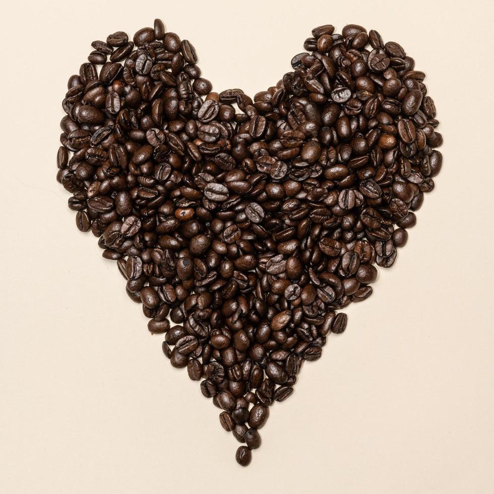 forma de corazón de granos de café foto