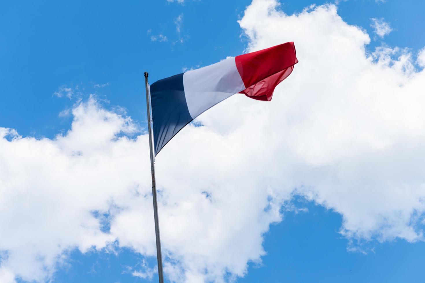 bandera francesa ondeando en el viento foto