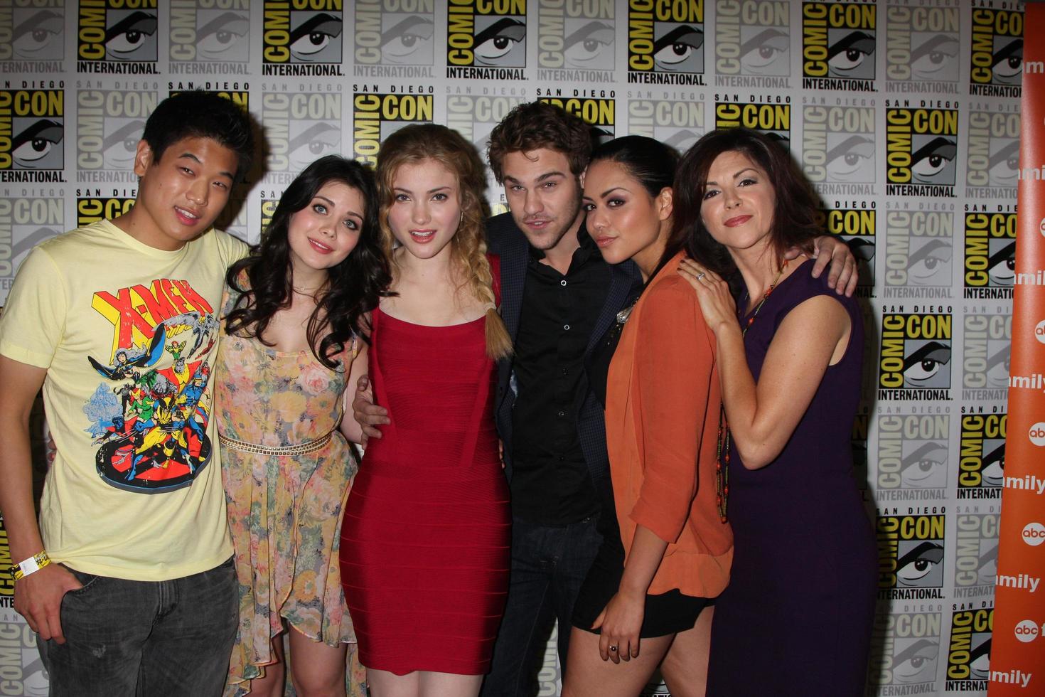 san diego, 22 de julio - ki hon leem, grace phipps, skylar samuels, grey damon, alyssa diaz, amy pietz en la convención comic-con 2011, día 2 el 22 de julio de 2010 en san diego, ca foto