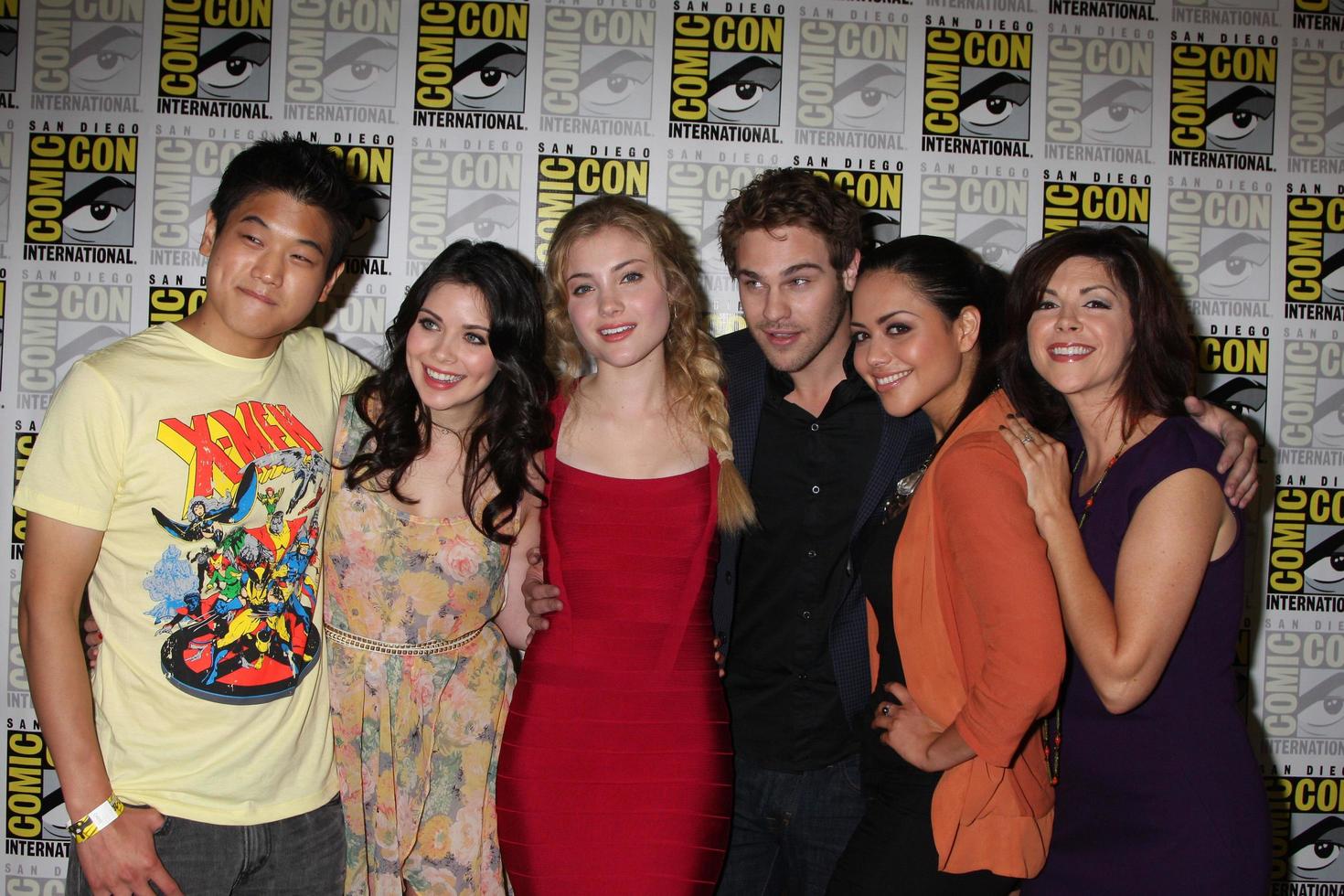 SAN DIEGO, JUL 22 - Ki Hon Leem, Grace Phipps, Skylar Samuels, Grey Damon, Alyssa Diaz, Amy Pietz at the 2011 Comic-Con Convention, Day 2 on July 22, 2010 in San DIego, CA photo