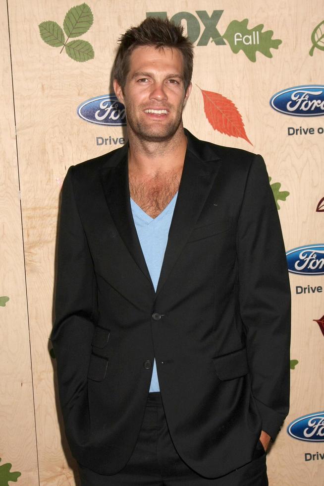 los angeles, sep 12 - geoff stults llegando a la séptima fiesta anual de fox fall eco-casino en la encuadernación el 12 de septiembre de 2011 en culver city, ca foto