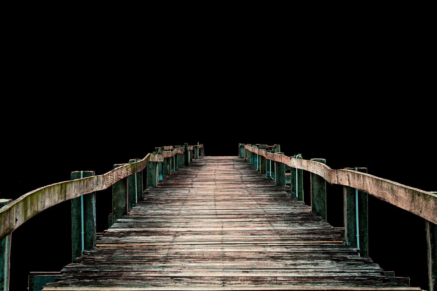 puente de madera clásico sobre fondo de color con trazado de recorte foto