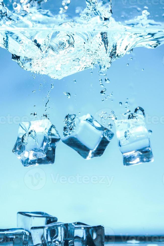 imagen de fondo abstracto de cubos de hielo en agua azul. foto