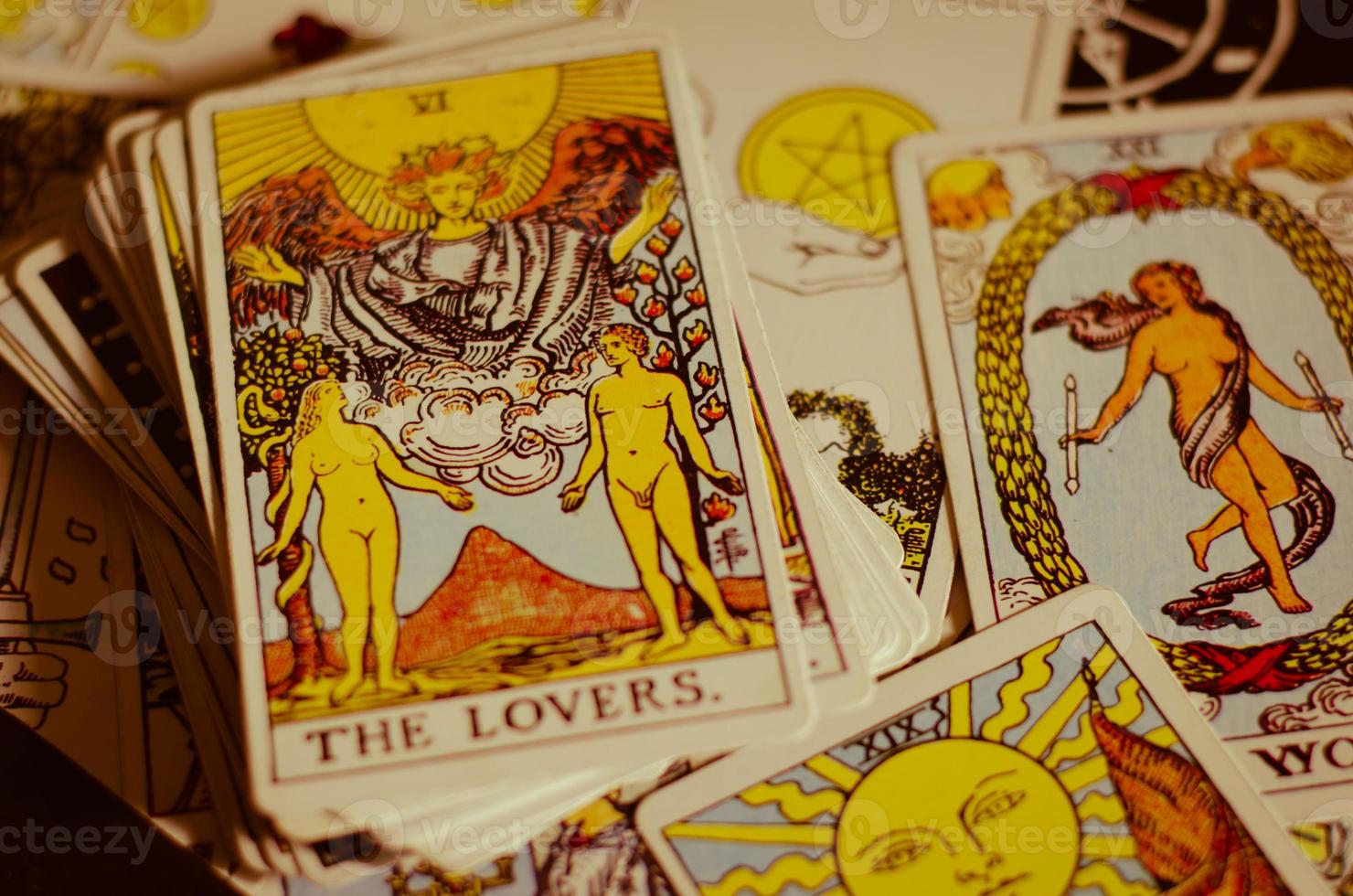 cartas del tarot con carta de enamorados y cartas de buen significado. foto