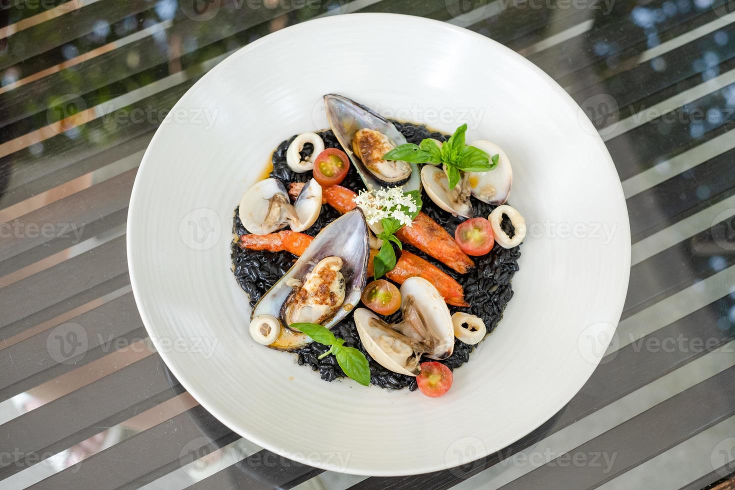 pasta riso italiana bañada en tinta negra de calamar foto